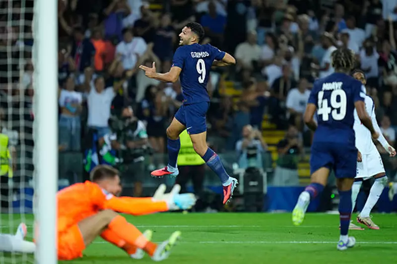 ريمونتادا الـ90 دقيقة: باريس سان جيرمان يحقق السوبر الأوروبي على حساب توتنهام عبر ركلات الترجيح